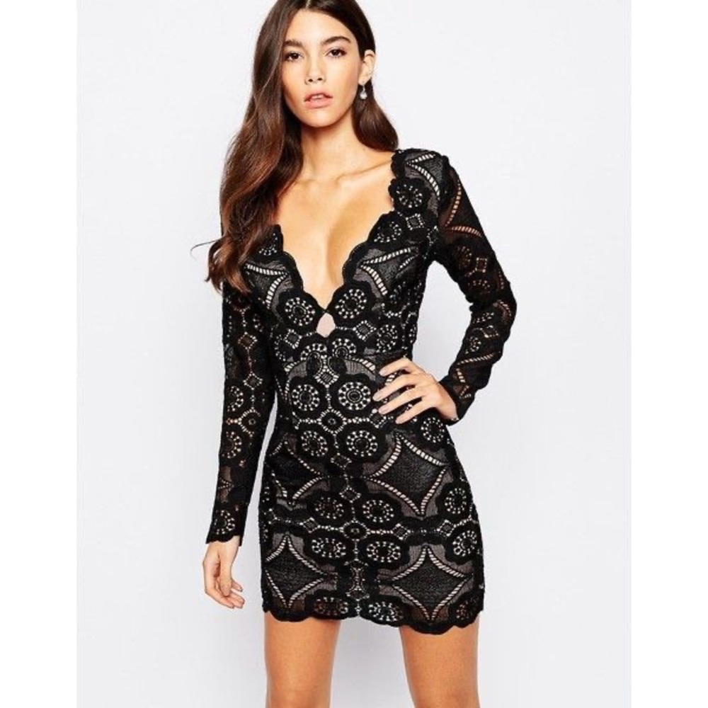 Love triangle lace dress with sleeves 🌹